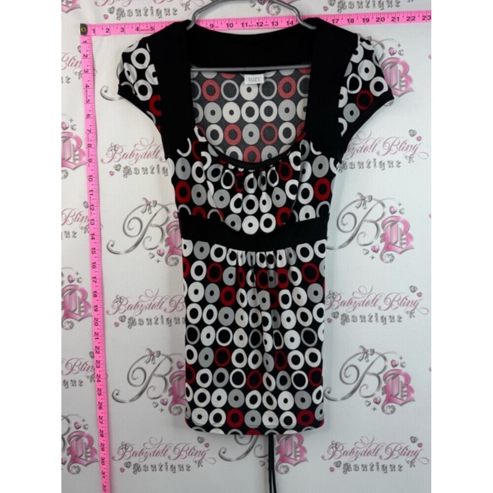 Suzy Shier Short Sleeve Blouse casual with Black, White and Red Ring-Print